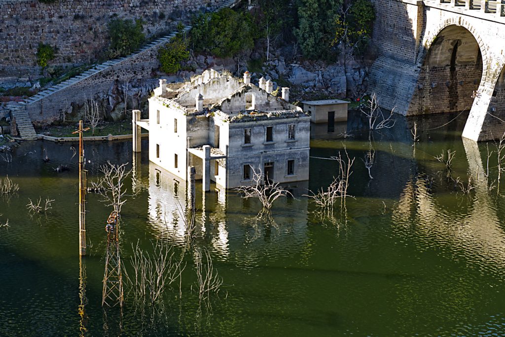 ancient-ruins-flooded-by-water-1622023