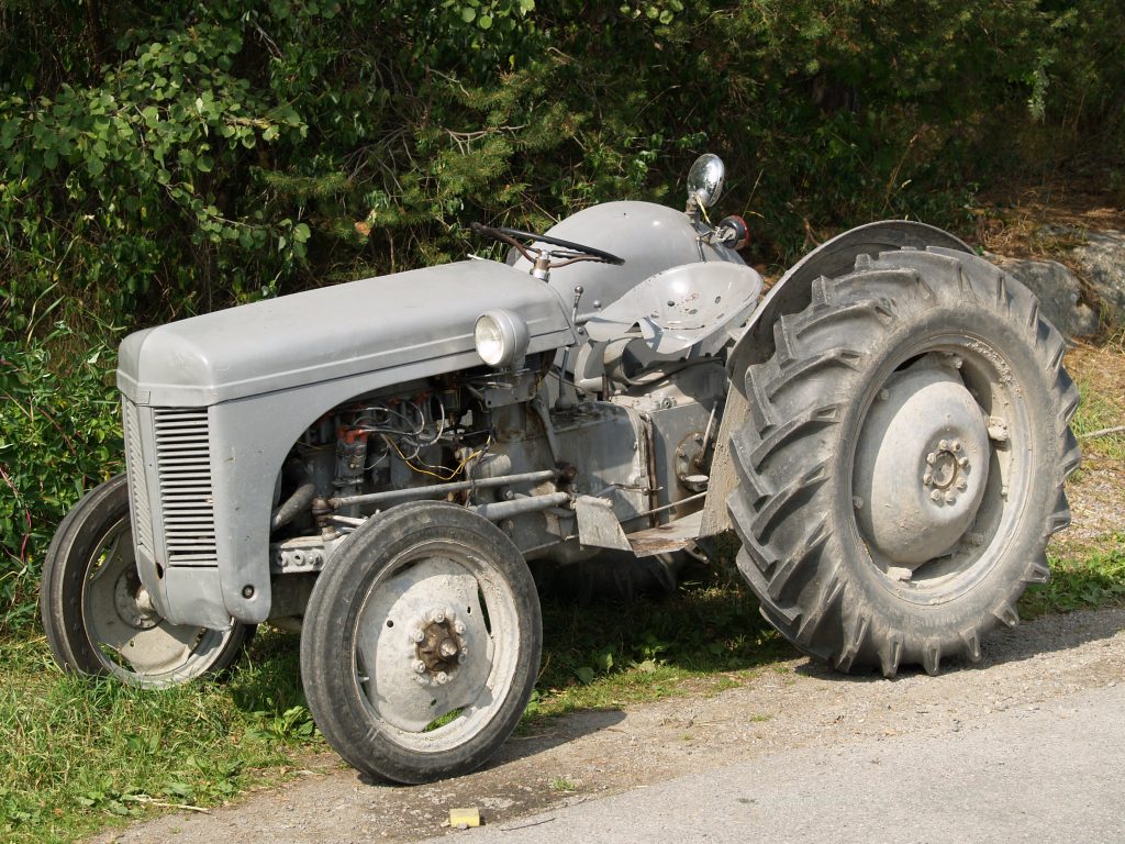 grey-old-tractor-1450078-1024x768