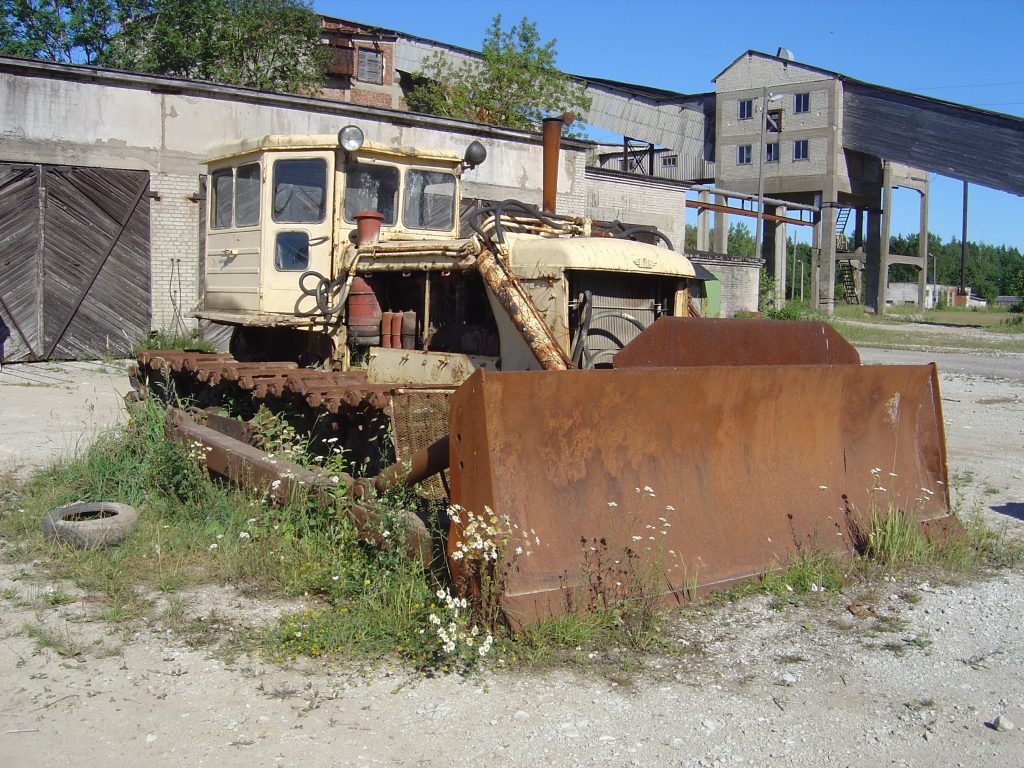 old-bulldozer-1441562-1024x768