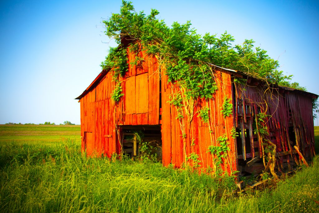 old-country-red-barn-1633768-1024x683