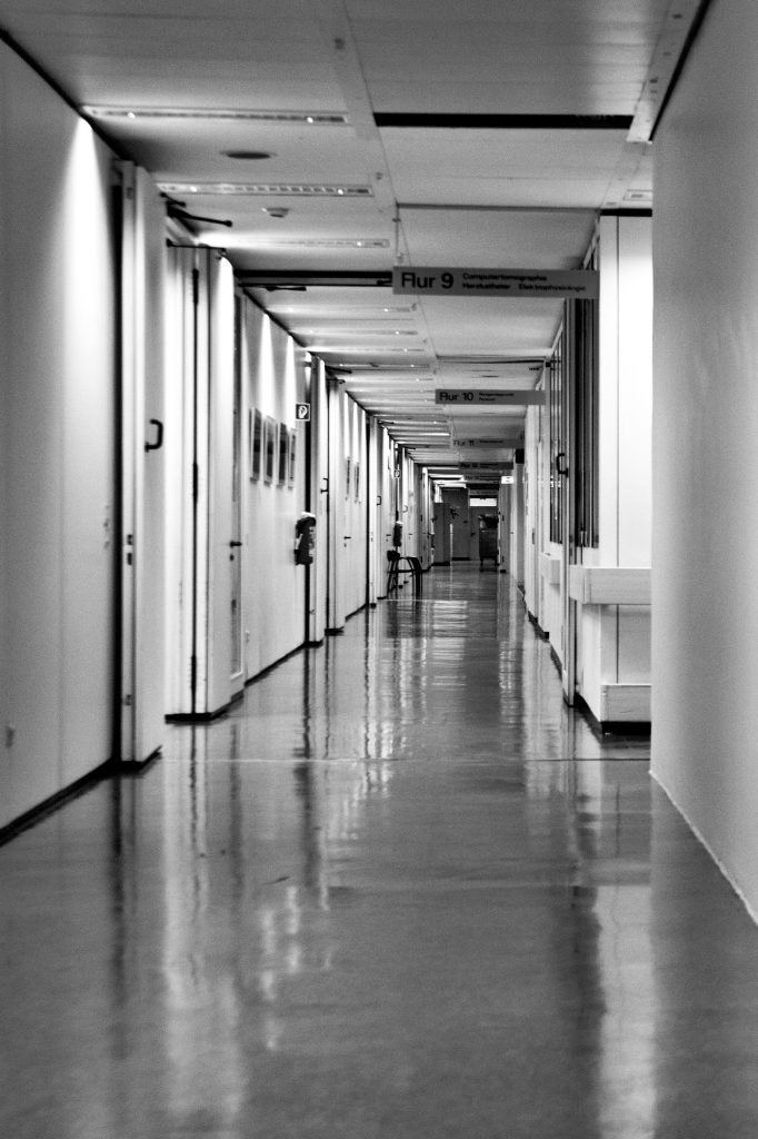 hospital_hospital_corridor_921034-682x1024