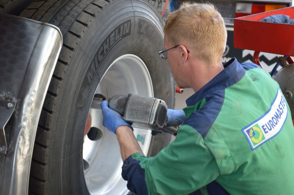 tire_repairer_tire_mounting-1024x681