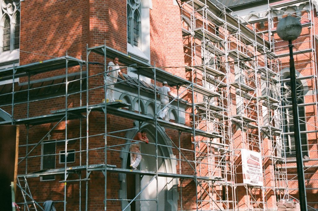 craftsmen_building_scaffold_19584-1024x679