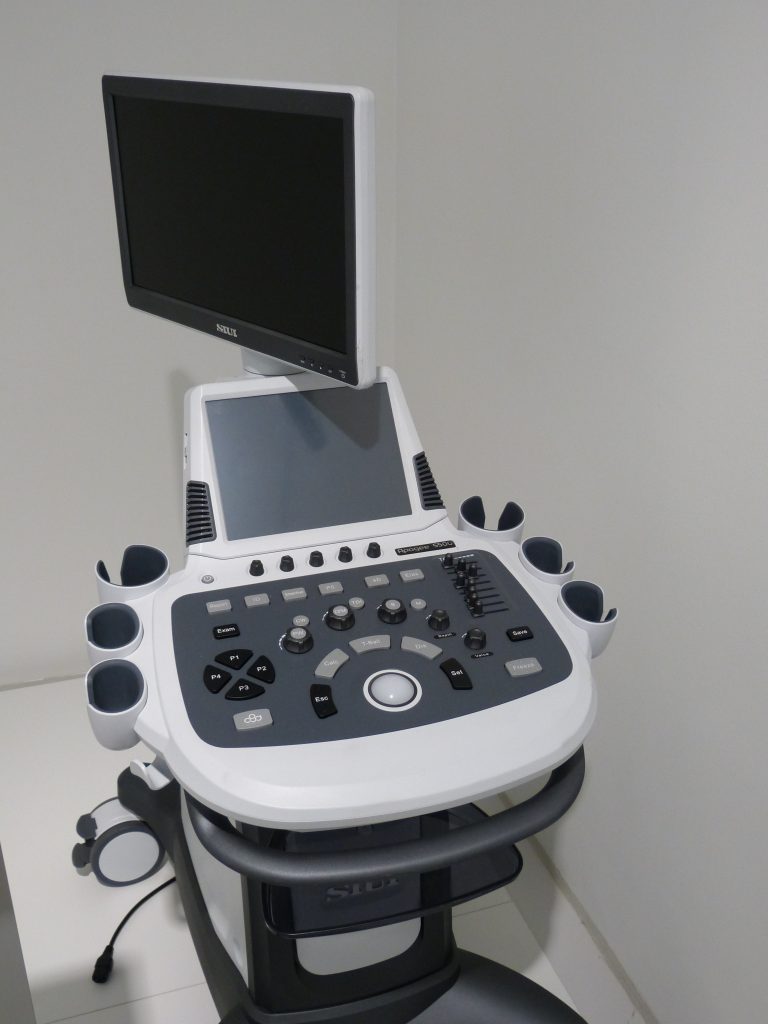 medical_ultrasound_monitor_doctor-768x1024