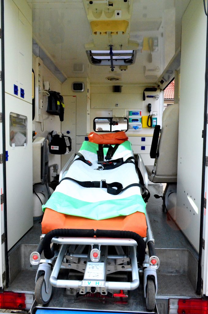 ambulance_ambulance_service_1666012-678x1024