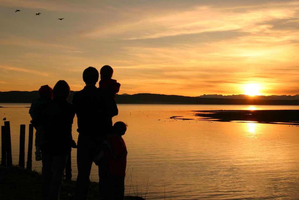 sunsets_family_happiness_beach-1024x683