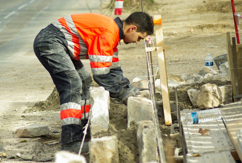 worker_masonry_concrete_stones-1024x691